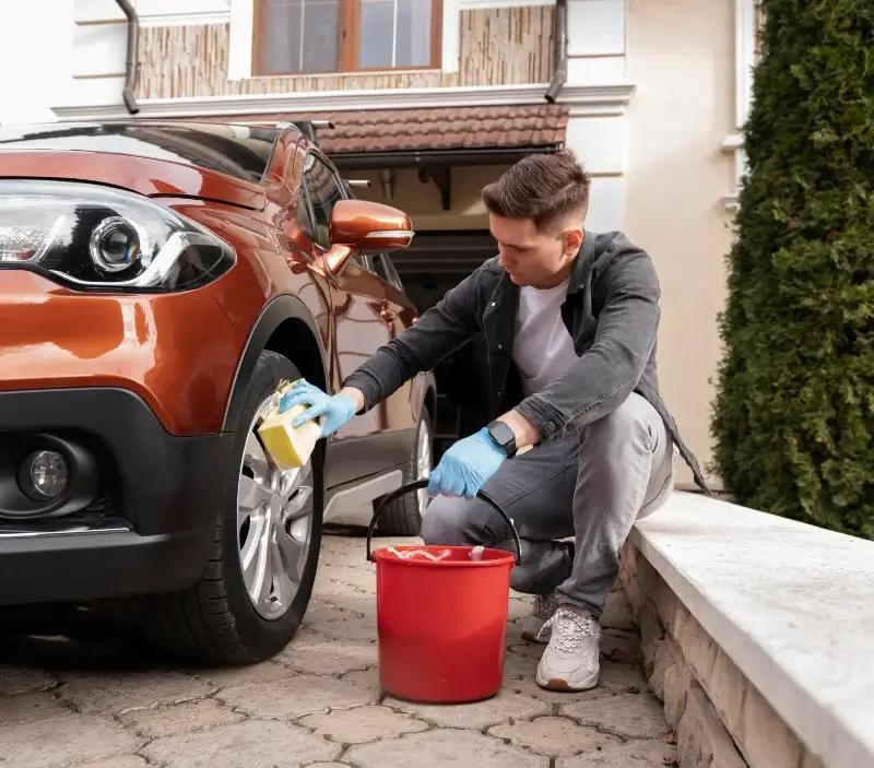 Lavage auto à domicile Le Vignon-en-Quercy : professionnel intervenant sur un véhicule